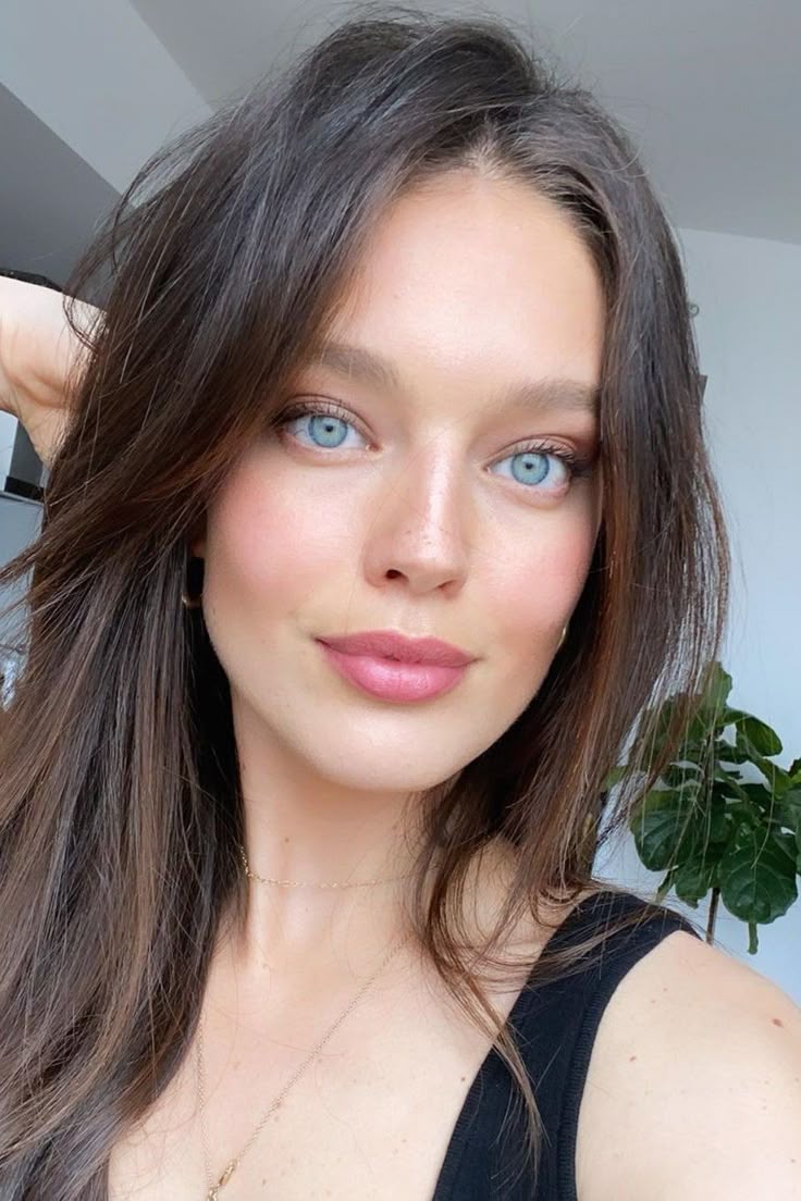 files/Emily_DiDonato_und_ihre_10_Tipps_fur_eine_strahlende_Haut_ohne_Make-up.jpg